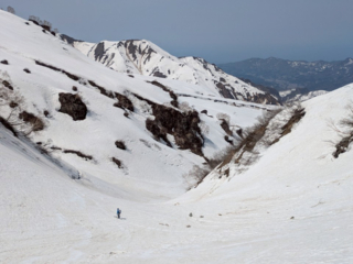 隣の沢から北面台地へと滑り込む