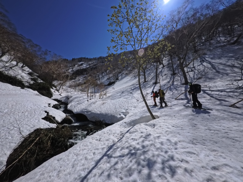 沢沿いをハイクアップ