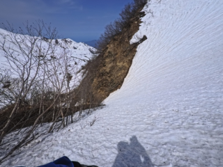 沢を一本間違えて崖の上に出てしまった