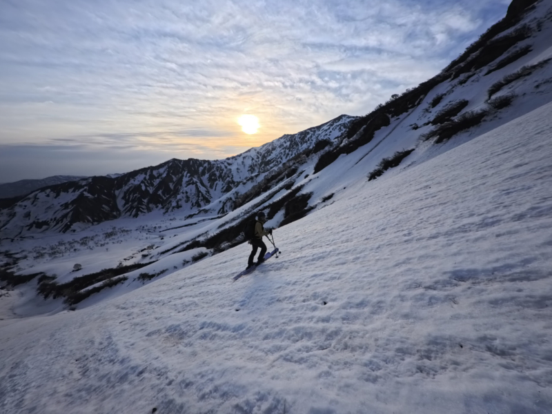 早朝の北面台地を滑る