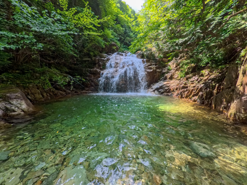 テーブル状の美しい滝