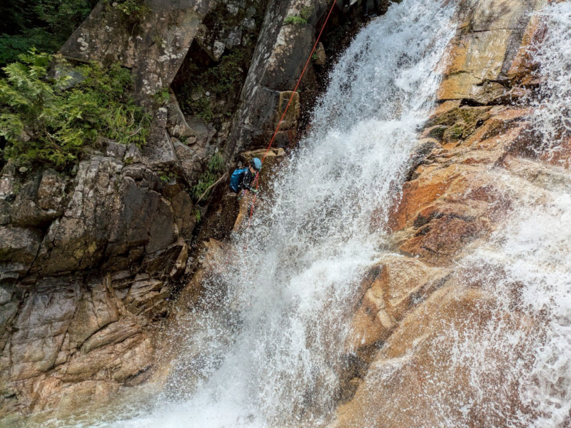 ダイちゃん・めぐにキャニオニングを教えながら、ゆっくりと下降。