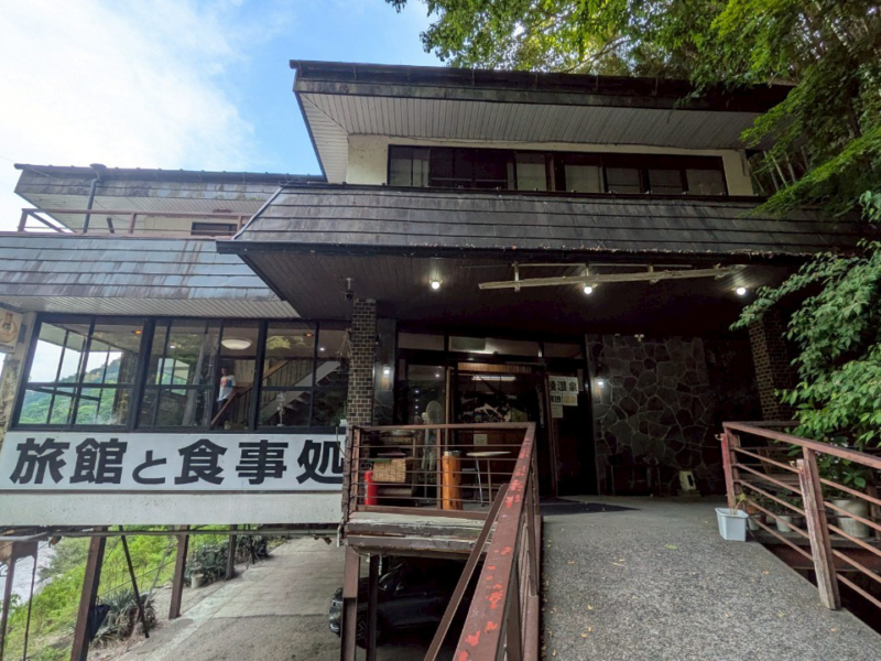 下山後は桟(かけはし)温泉へ。川沿いで景色が良く、ぬるめの炭酸泉。