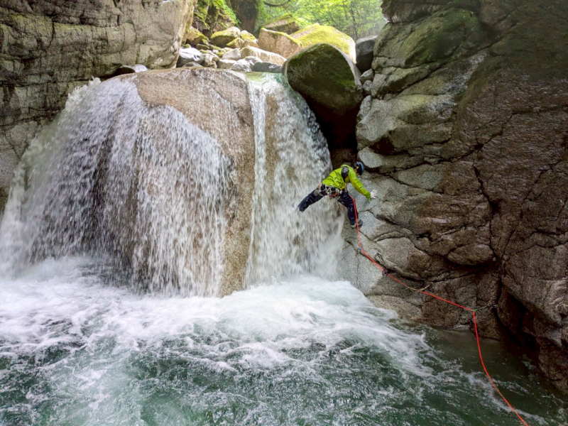 ステミングで直上。左手足が水流で払いのけられる。