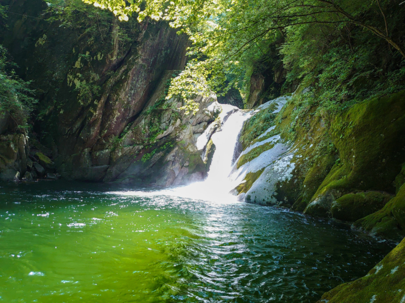 百合ヶ淵。残置ボルトを無視して左岸をコンパクト巻く。
