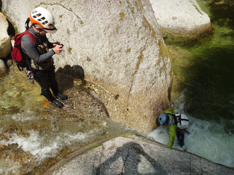 小滝に突っ込んで遊ぶ。これはなぜかまいさんしか登れず、男二人はハネ返される。
