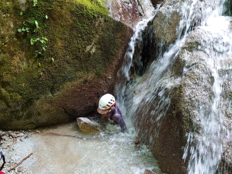 下からくぐれちゃう。