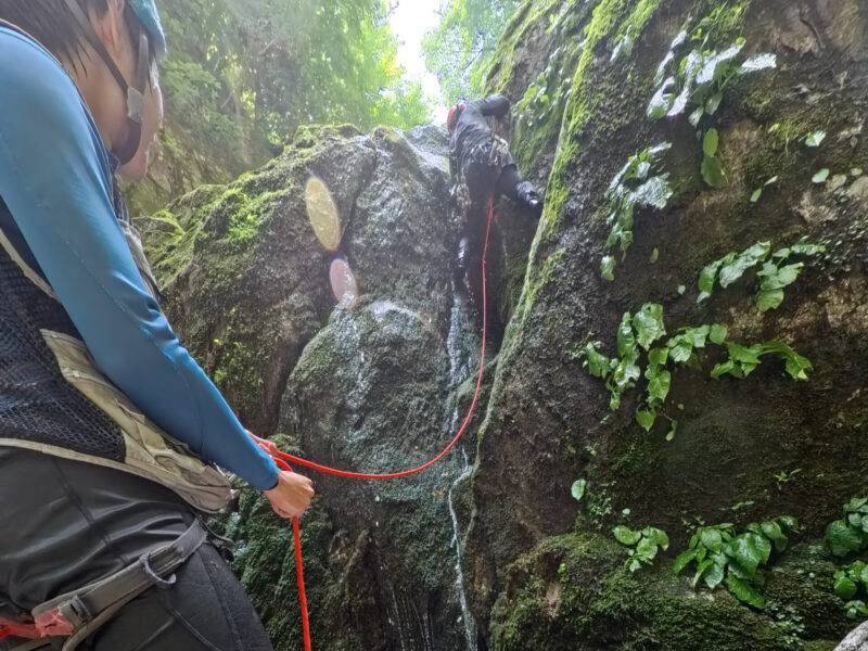旭滝の水線横を登る。まいさんリード。