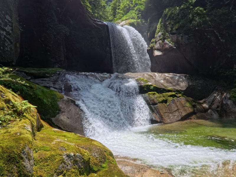 神蛇滝の下段と中段。中段は無理なので左岸巻き。