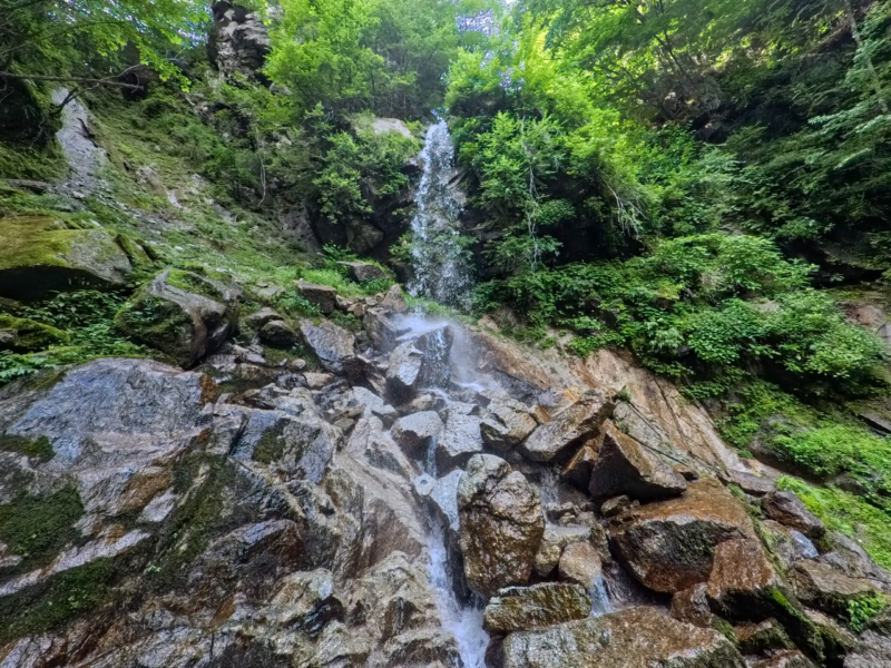 ハング滝。右岸から巻いたがちょっと面倒。