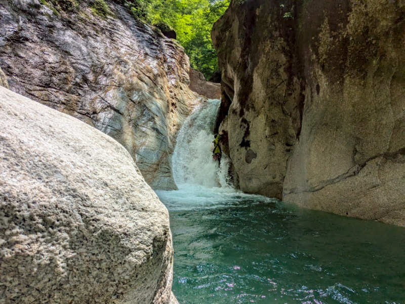5m滝。右岸をへつったあとに、スラブを走って飛び込んだら楽に取り付けた。