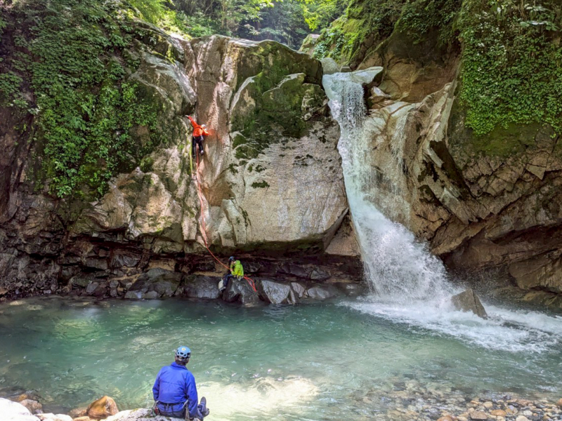モジモジしながら進む。野村さんは日向ぼっこ。