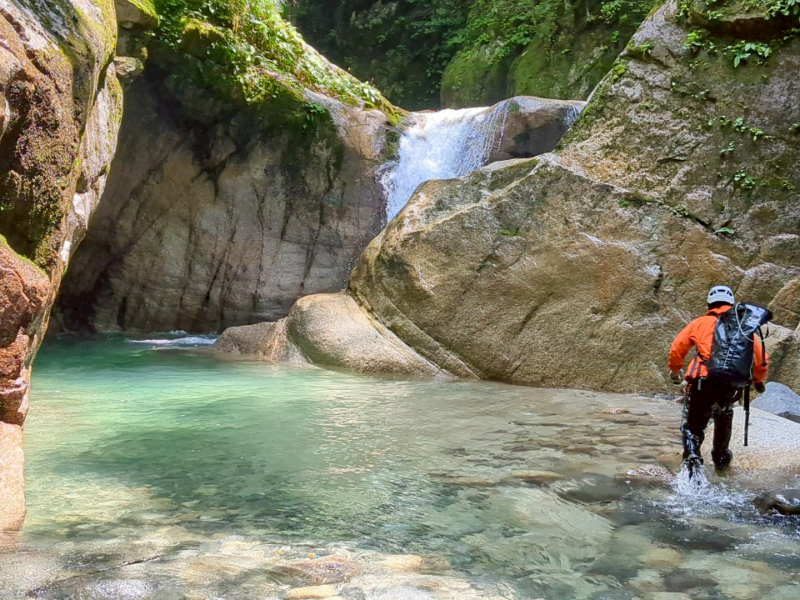 クランク状?の滝。オフィドゥスをフリーでオリャーと登る。