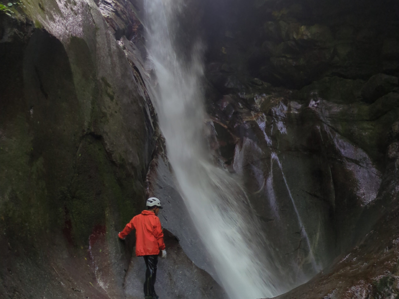 ゴルジュっぽくてソソられる滝である。