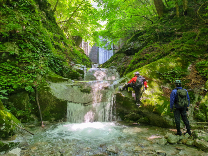 小さなナメ滝がの上には堰堤。