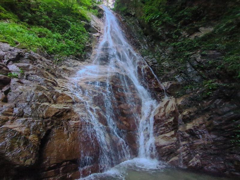 ヨセ沢の50m。こんなところにこんな大きな滝があるとは思わず得した気分。